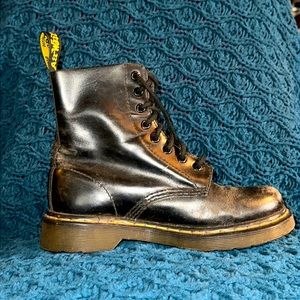 8 hole Dr. Martin Boots